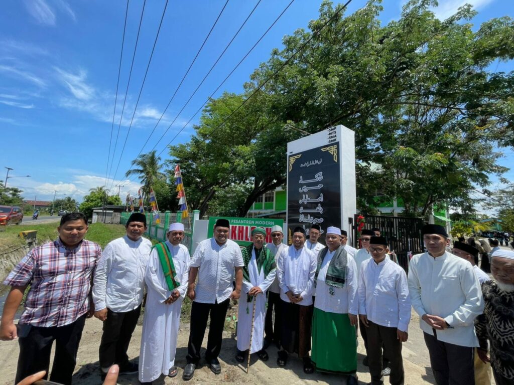 Resmikan Pintu Gerbang Ponpes, Wakil Ketua DPRD: Peran Pemerintah Sangat Penting dalam Pengembangan Pendidikan Keagamaan 